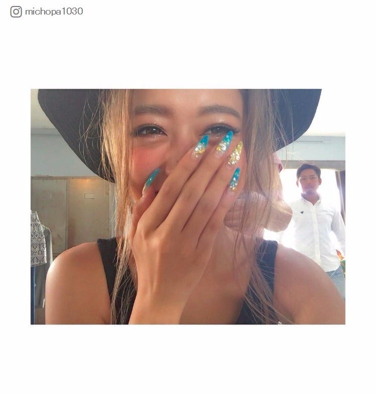 夏にはキラキラアートが可愛いネイルも披露！／みちょぱInstagramより