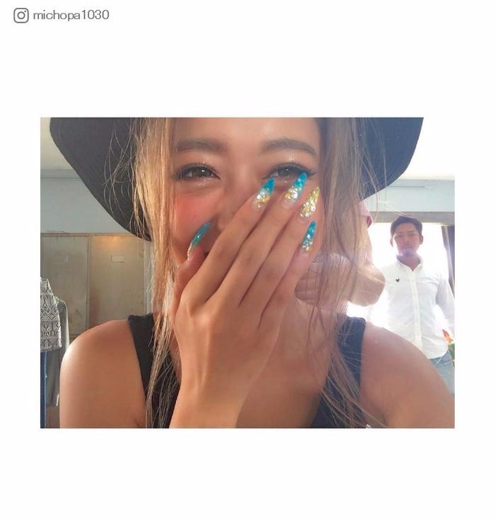 夏にはキラキラアートが可愛いネイルも披露!/みちょぱInstagramより