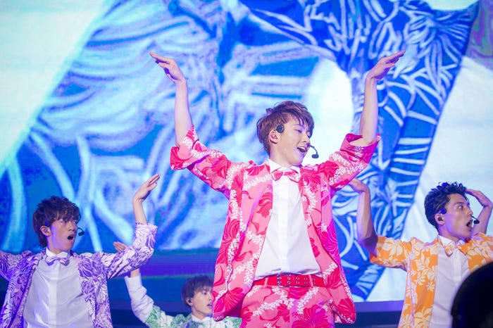 ユーキ(中央)/photo:米山三郎(SignaL)