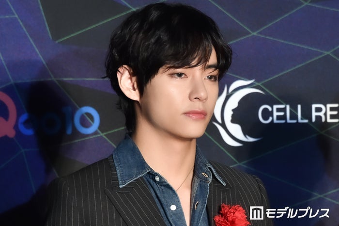 BTS・V、来日時の路上オフショット・リハーサル風景など大量公開 「立ってるだけで絵になる」「日本語のコメント泣ける」と反響