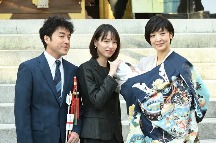 ムロツヨシ、戸田恵梨香、草刈民代/「大恋愛~僕を忘れる君と」第9話より(C)TBS