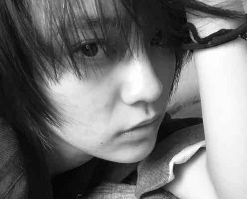岡田結実、モノクロ自撮りショットが「イケメン」と話題に