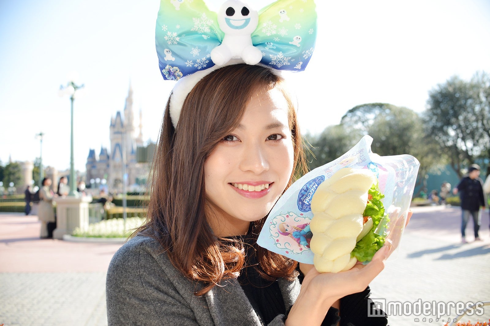 「スウィートハート・カフェ」スペシャルセットのサンド／モデル：山本沙樹（C）モデルプレス