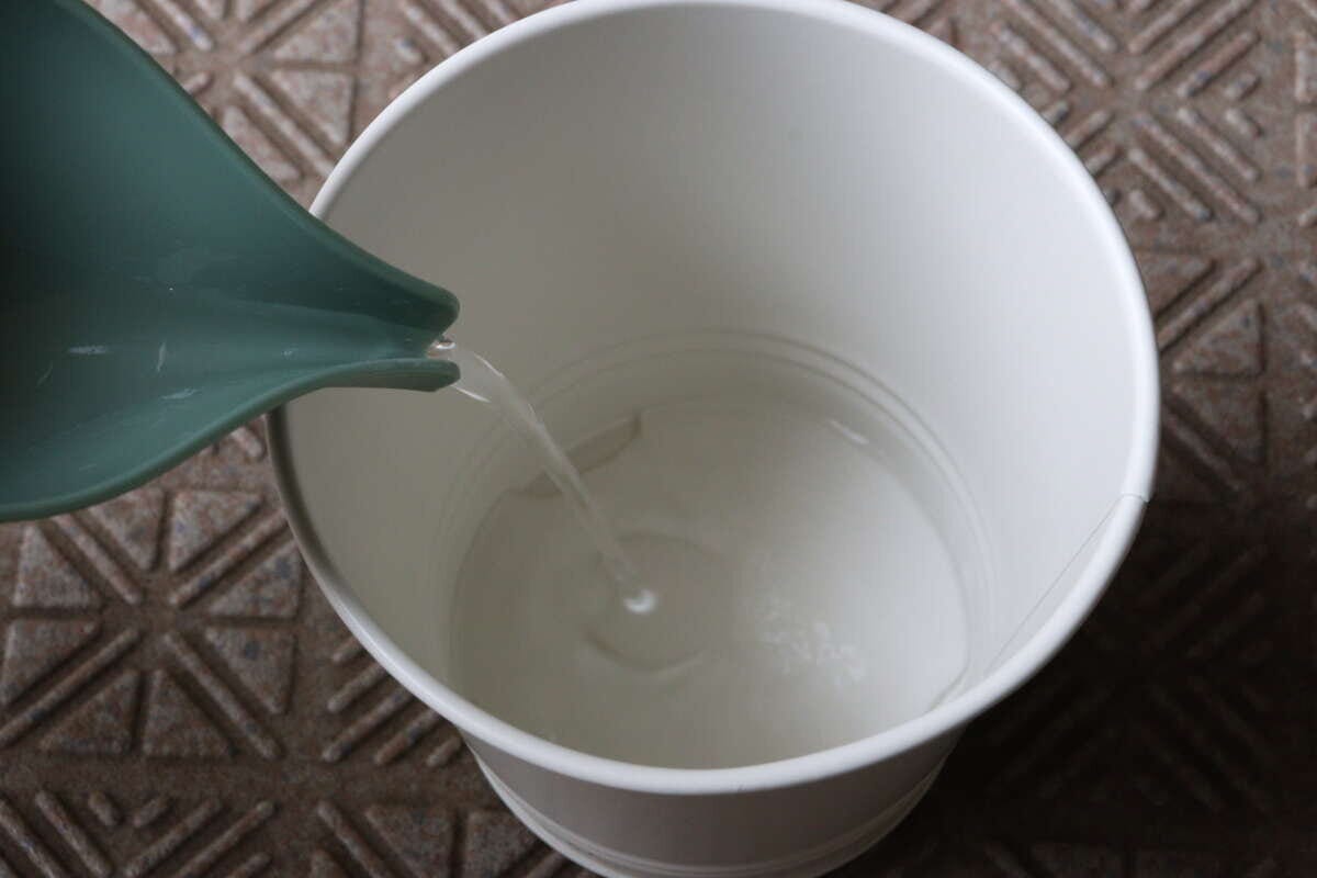 ダイソーの底面給水ポット（ベーシック）に水をい入れる