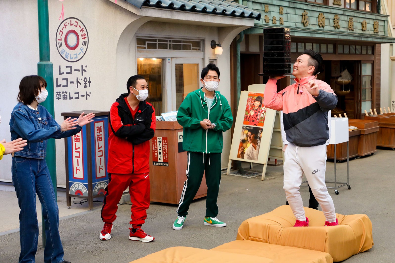 （左から）飯豊まりえ、大悟、ノブ、山内健司（C）カンテレ