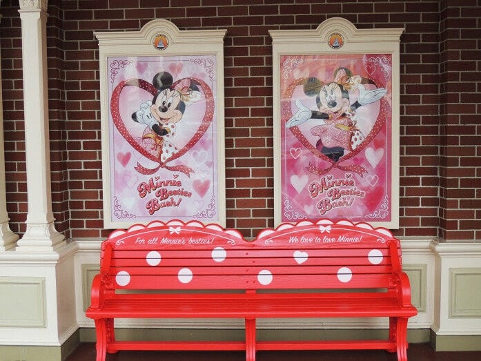 ワールドバザールの入口あたりにあるフォトスポット。赤いベンチも素敵ですね