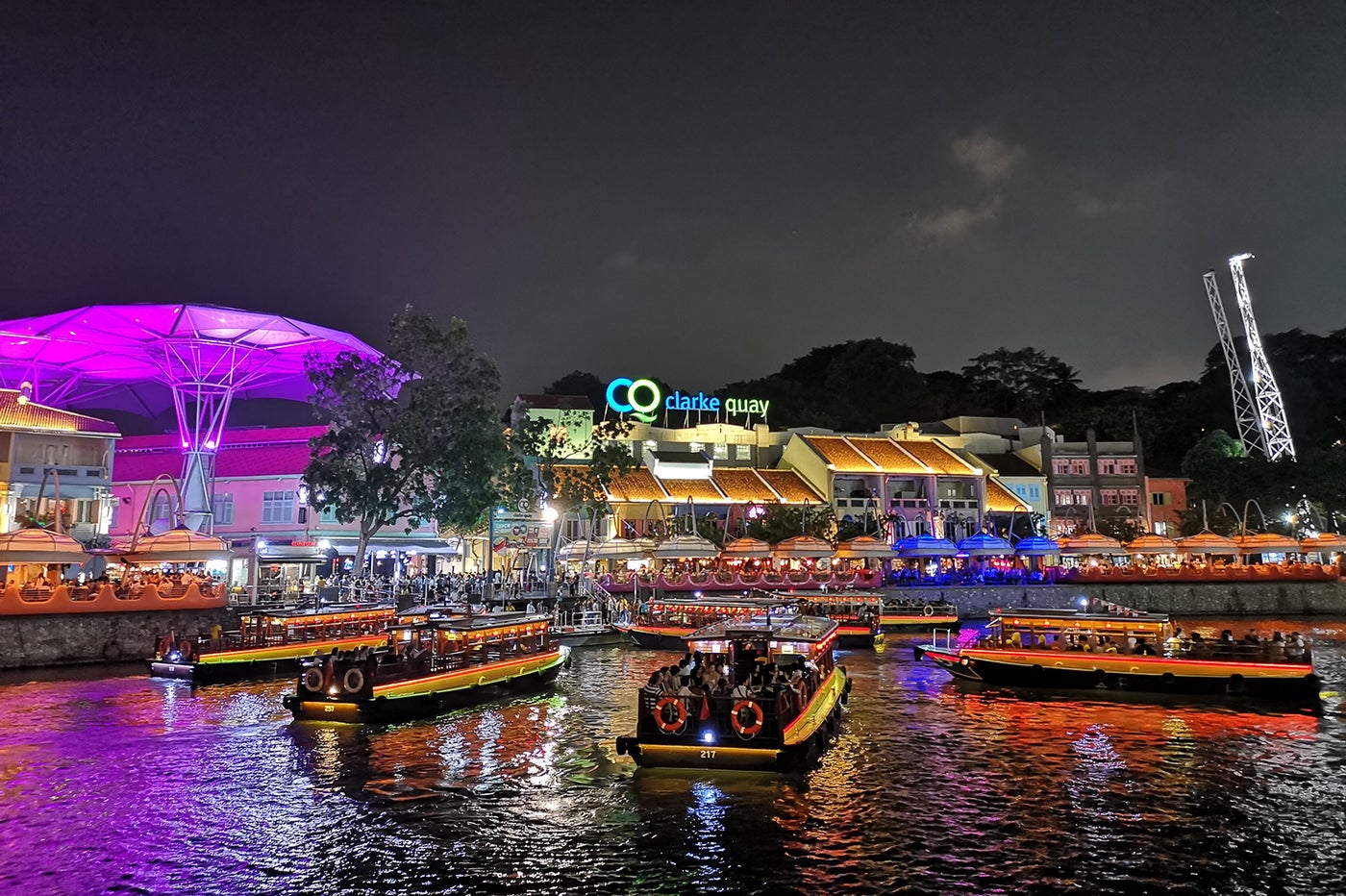 7色に輝くシンガポールの夜景（提供写真）