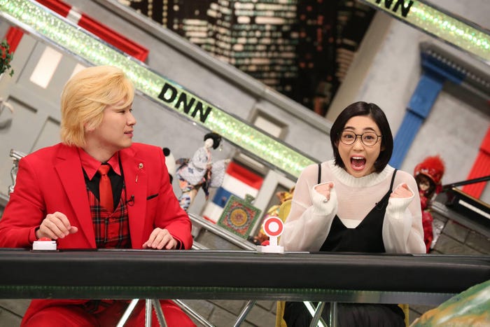 (左から)カズレーザー、山谷花純(C)フジテレビ