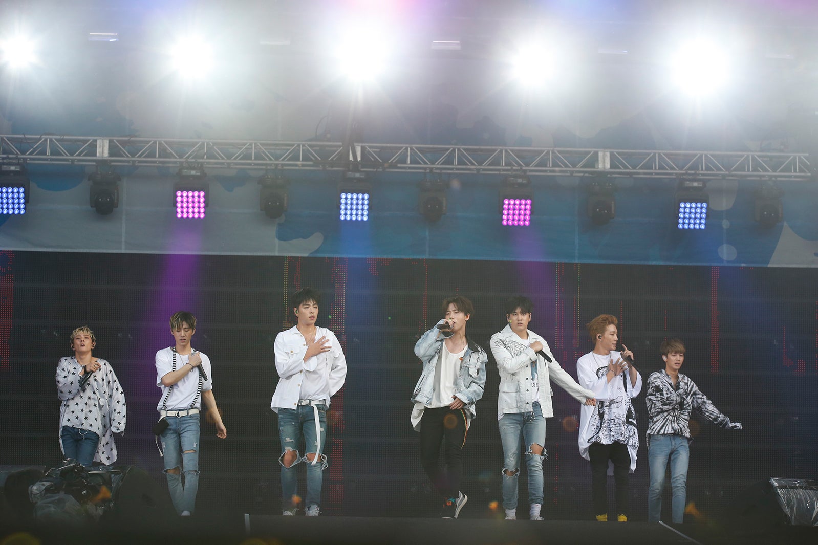 iKON（画像提供：avex）