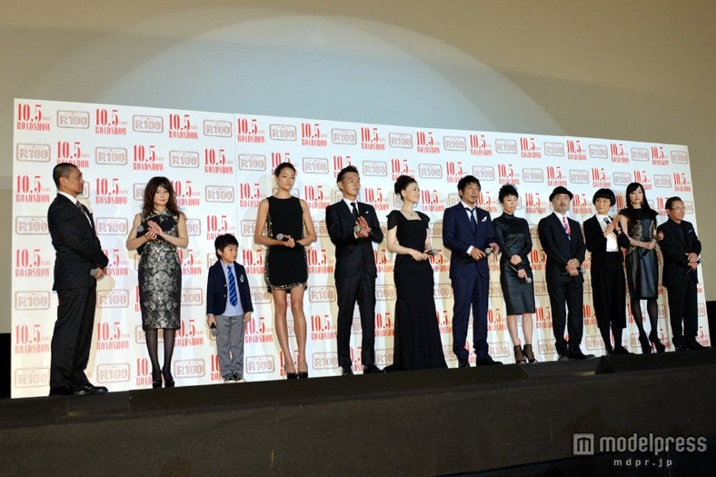 出演陣とともに完成披露試写会に出席した松本人志監督（左）