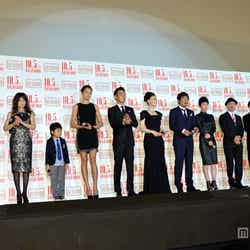 出演陣とともに完成披露試写会に出席した松本人志監督(左)