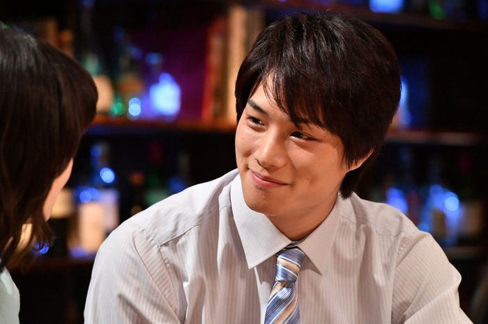 こんなに素敵な笑顔なのに…ダメ男・有島くん(鈴木伸之)/「あなたのことはそれほど」より(画像提供:TBS)