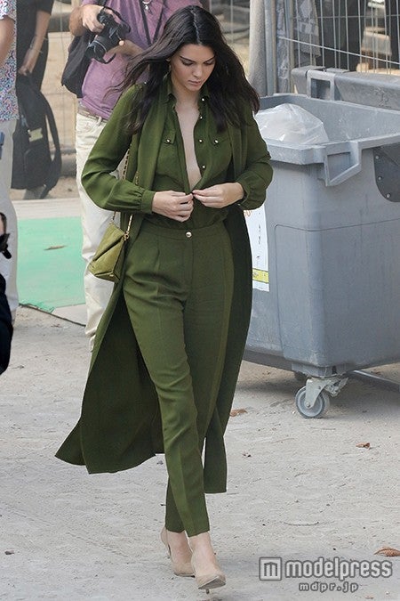 カーキも潔くワントーンで／photo：Getty Images