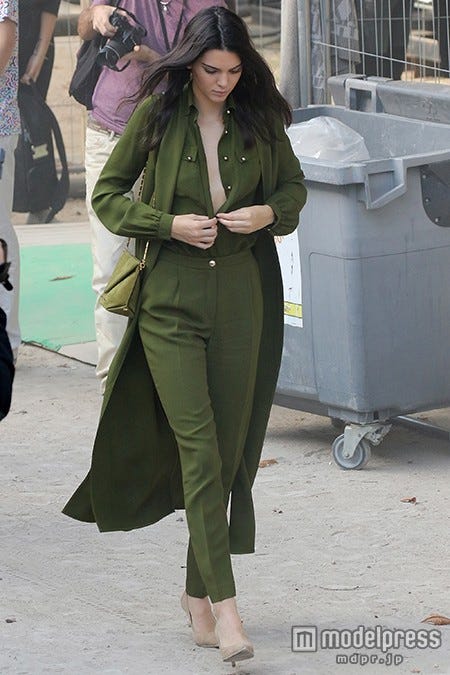 カーキも潔くワントーンで/photo:Getty Images