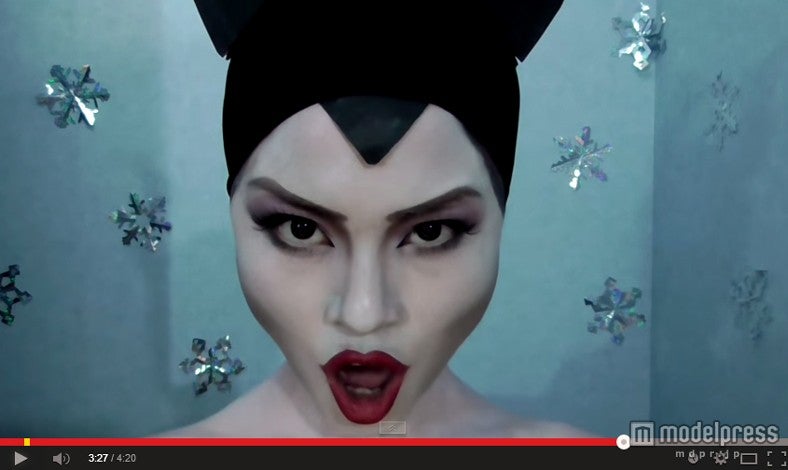 マレフィセントに扮したMiracle Vell Magic／YouTubeより