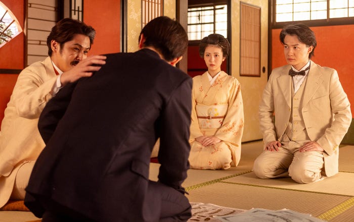 (手前左)宮野真守(奥左から)浜辺美波、神木隆之介 「らんまん」第120話(C)NHK