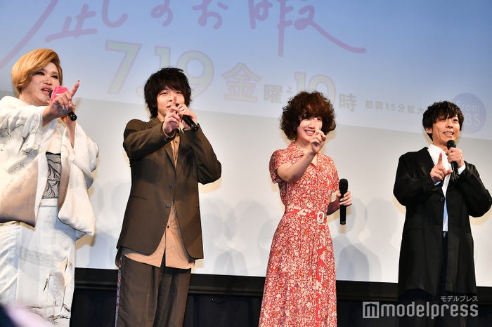 「おいとま~!」を披露するIKKO、中村倫也、黒木華、高橋一生 (C)モデルプレス