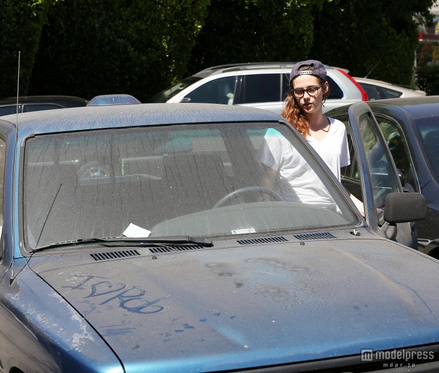 汚いトラックに「I love Rob」と書かれた落書きを眺めるクリステン。x17online.com / Zeta Image 