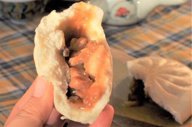 成城石井「ごろごろ具材の角煮まん」断面