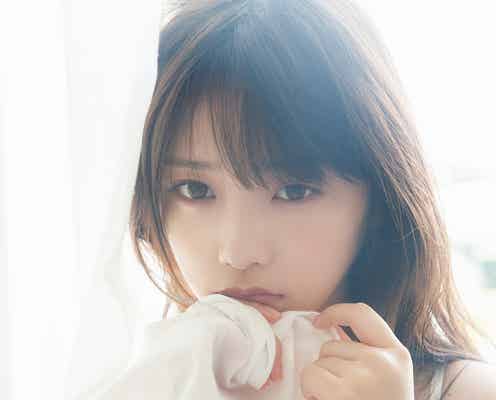 乃木坂46与田祐希2nd写真集、タイトルは「無口な時間」 白ランジェリー姿×カーテンにくるまる表紙解禁