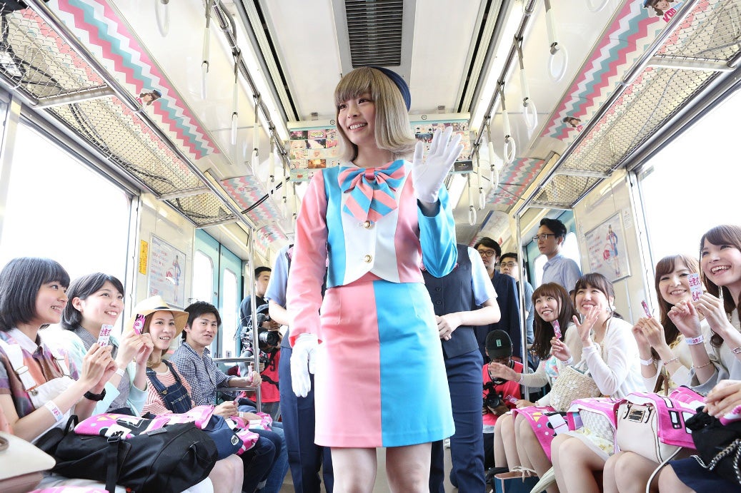 車内で乗客と交流／きゃりーぱみゅぱみゅ