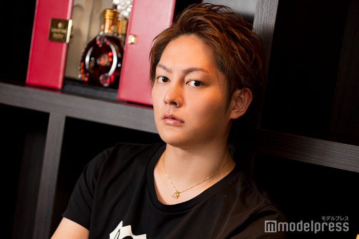 ホスト時代の三崎優太(C)モデルプレス