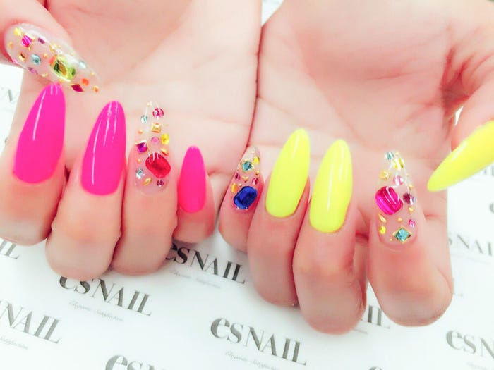 ネオンカラーネイルで注目度UP/画像提供:esNAIL