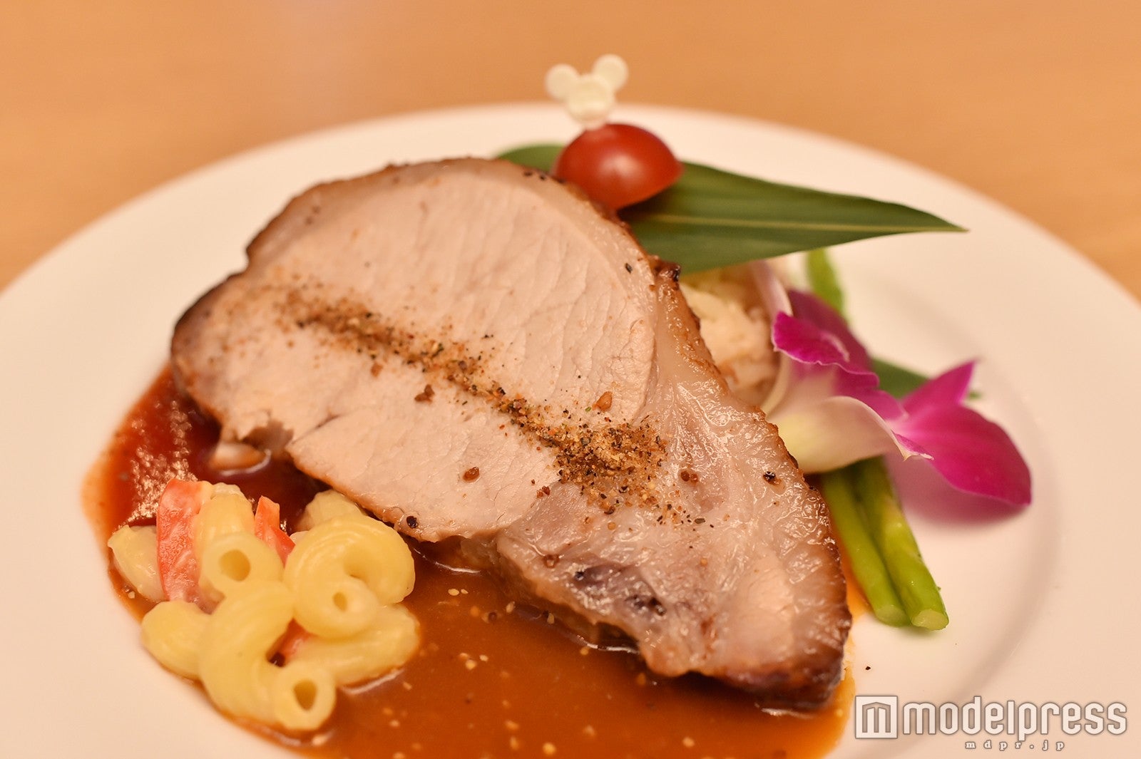 ローストポーク、粒マスタードとBBQソース、きのこのガーリックバターライス添え（C）モデルプレス