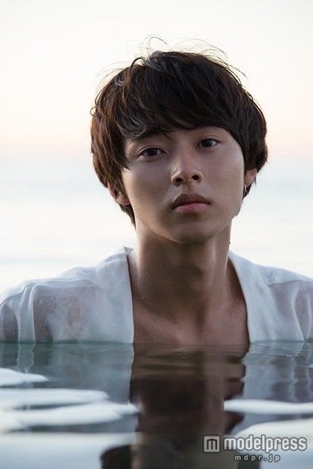 画像1 6 山崎賢人 水も滴る肉体美 クールな眼差しにドキッ 初の海外ロケで素顔開放 モデルプレス
