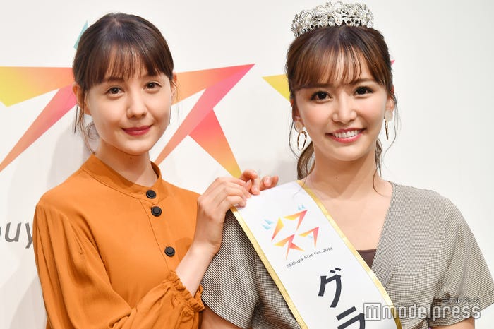 トリンドル玲奈とグランプリの白倉あや(しらくら・あや/21) さん (C)モデルプレス