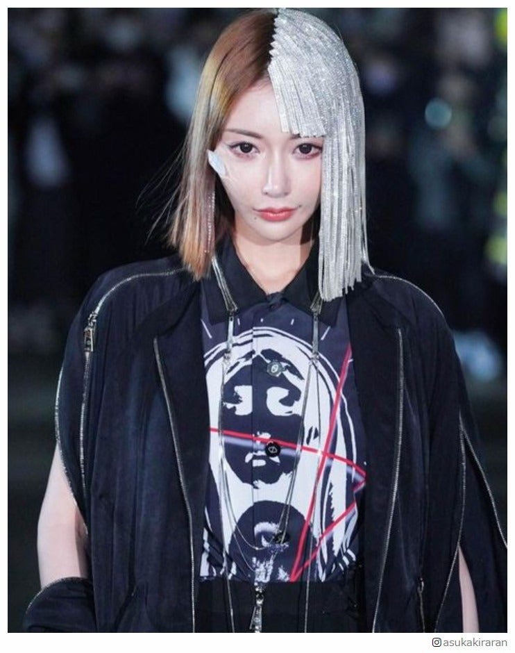 明日花キララ、特殊メイク＆キラキラヘアのランウェイ写真披露に「オーラが際立ってる」の声