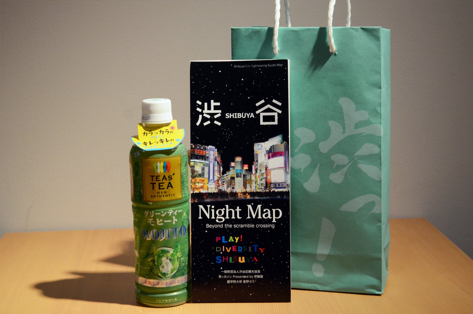 「渋袋」の中には、グリーンティーモヒートとSHIBUYA NIGHT MAP