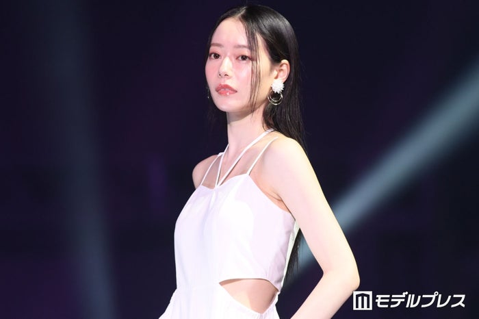 なこなこカップル・なごみ、スリットから美ウエストチラリ ストレートヘアでオーラ放つ【沖縄コレクション2024】