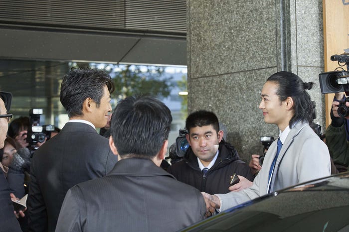 反町隆史、竜星涼「スタンドUPスタート」最終話より(C)フジテレビ