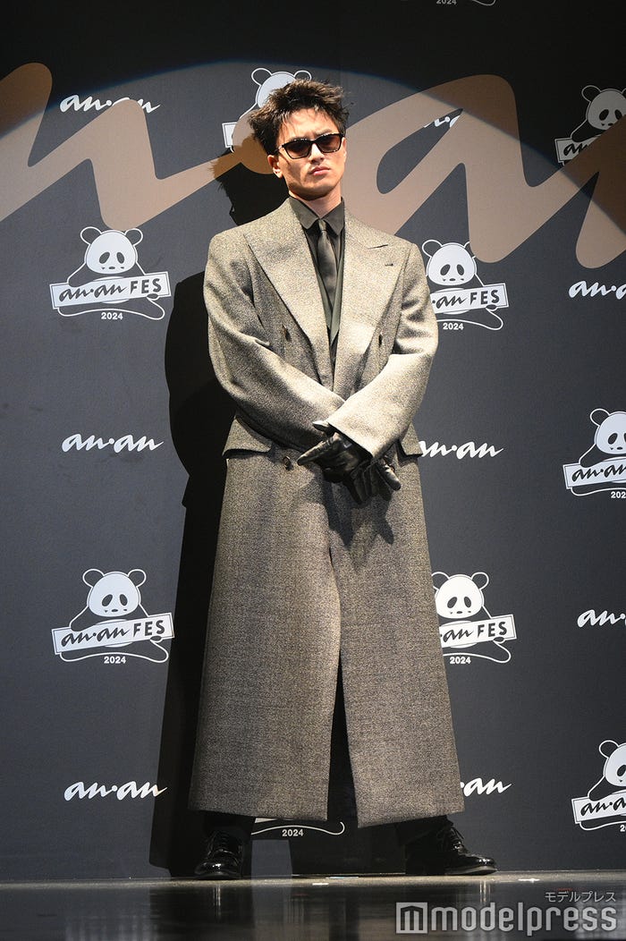 サングラス姿で登場した小島健(C)モデルプレス