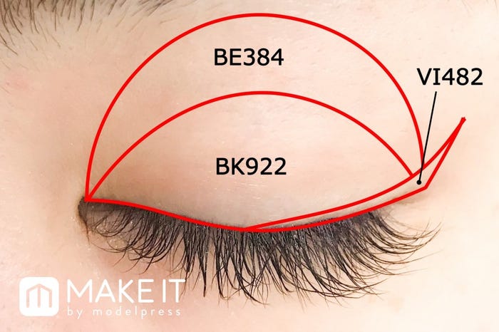 BE384 コルク+BK922 黒蜥蜴、VI482 トワイライトをアイラインのように (C)メイクイット