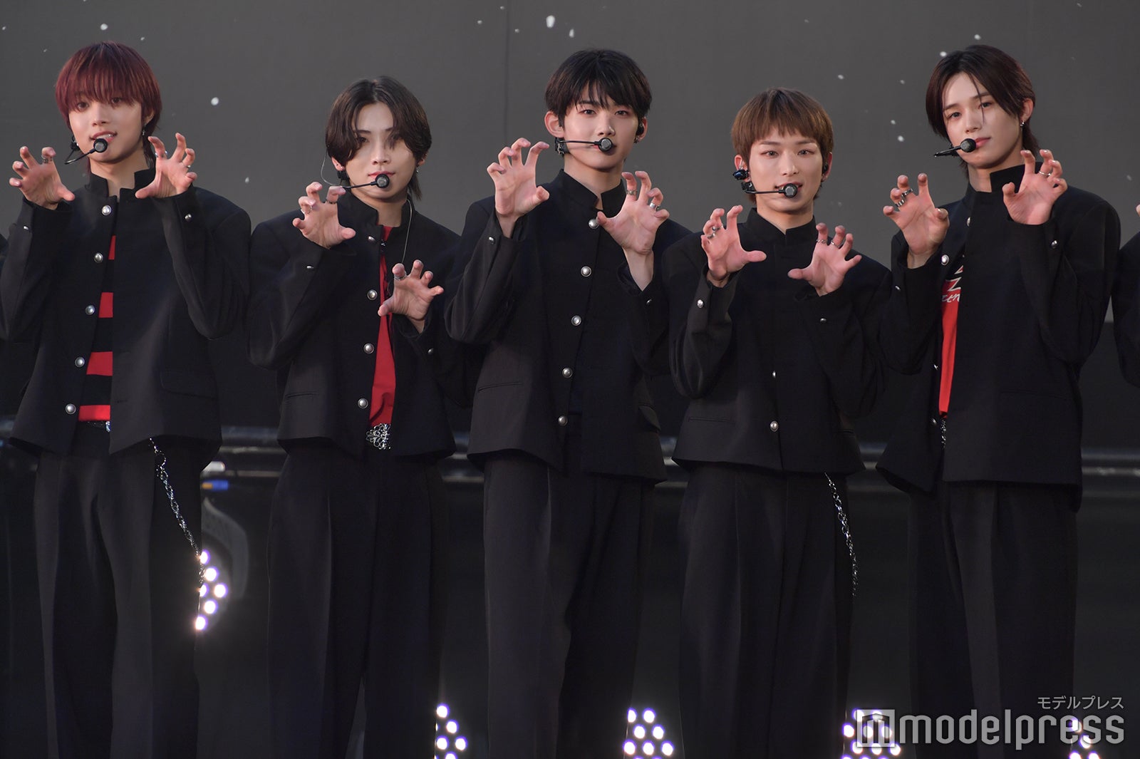 狼ポーズをするEJ、YUMA、JO、HARUA、K／&TEAM（C）モデルプレス