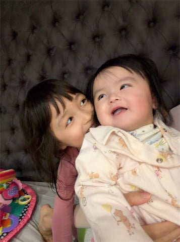 川崎希、長女＆次女の“なかよし姉妹”ショット公開「グーちゃんにメロメロなお姉ちゃん」