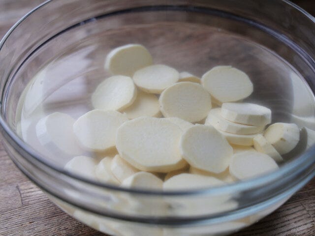 耐熱容器に入れ、さつまいもが浸るくらいの水を入れる。 耐熱容器に入れ、さつまいもが浸るくらいの水を入れる。