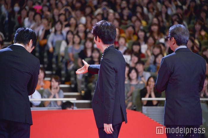 登場した二宮和也を早くから手を差し伸べて待ち受ける綾野剛(C)モデルプレス