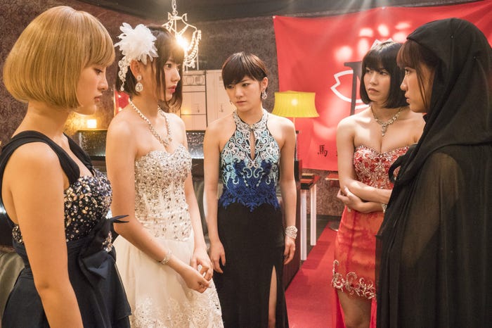 兒玉遥、宮脇咲良、岡田奈々、横山由依、加藤玲奈(C)「キャバすか学園」製作委員会