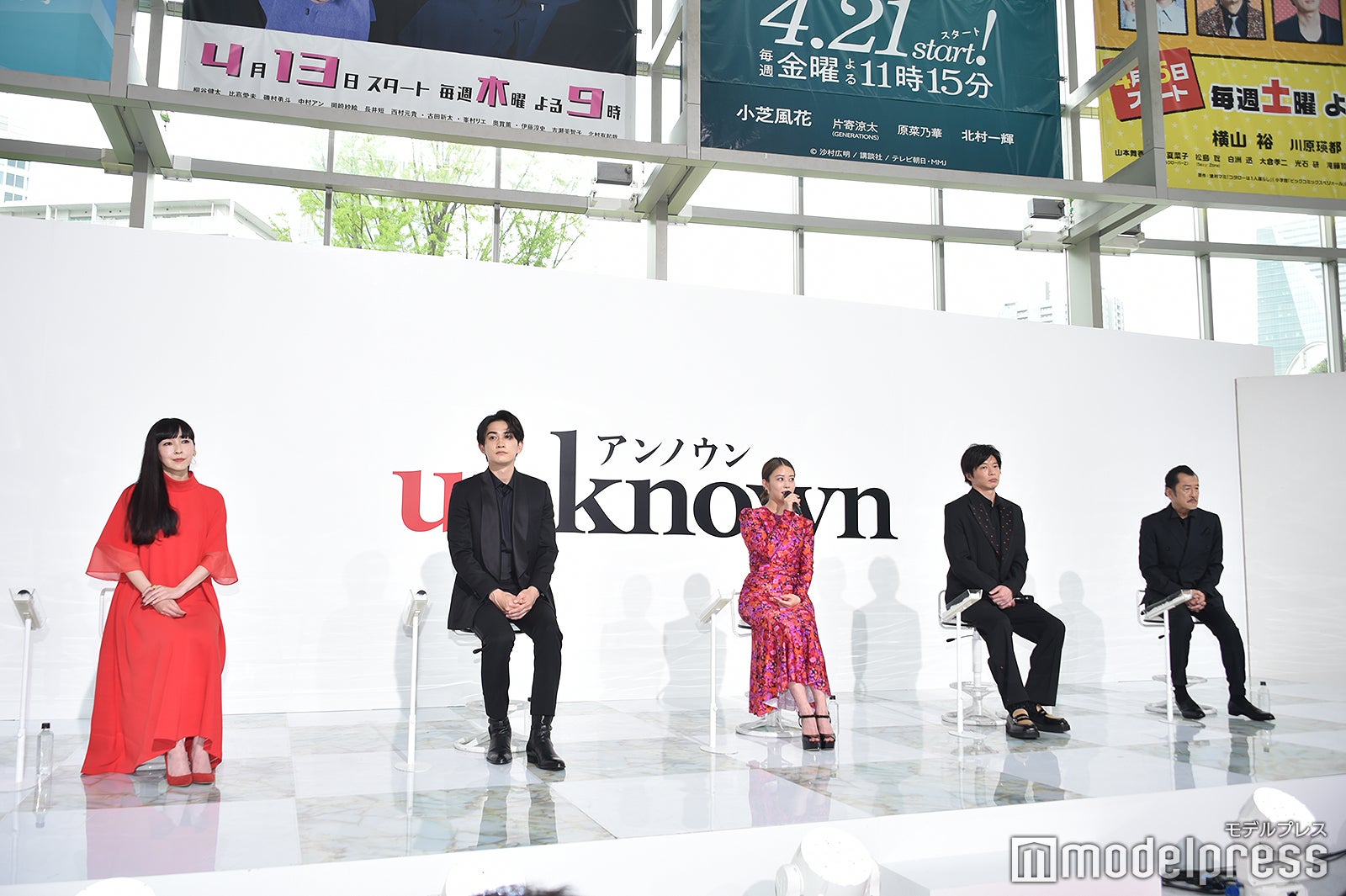 （左から）麻生久美子、町田啓太、高畑充希、田中圭、吉田鋼太郎（C）モデルプレス
