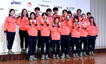 銀メダルのフィギュア団体は帰国後も和気あいあい りくりゅう木原「坂本さんがチームをまとめて…とにかく仲がよかった」 主将のうたまさ森田は苦笑い