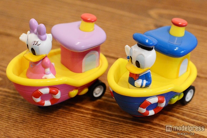 「プルバックカー」ボートに乗ったドナルド、デイジー