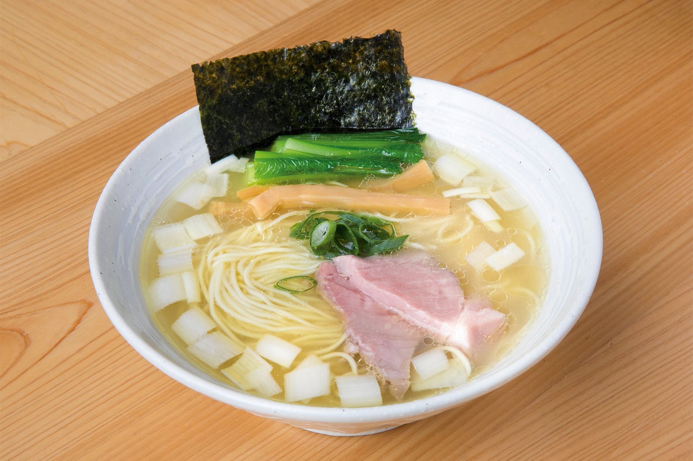 麺屋 さくら井「比内地鶏と名古屋コーチンの塩らぁ麺」800円／画像提供：よみうりランド