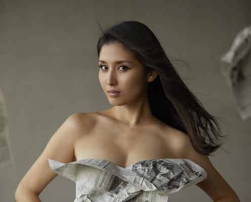 橋本マナミ、新聞紙で限界露出 “ヤバイ”スクープ写真披露