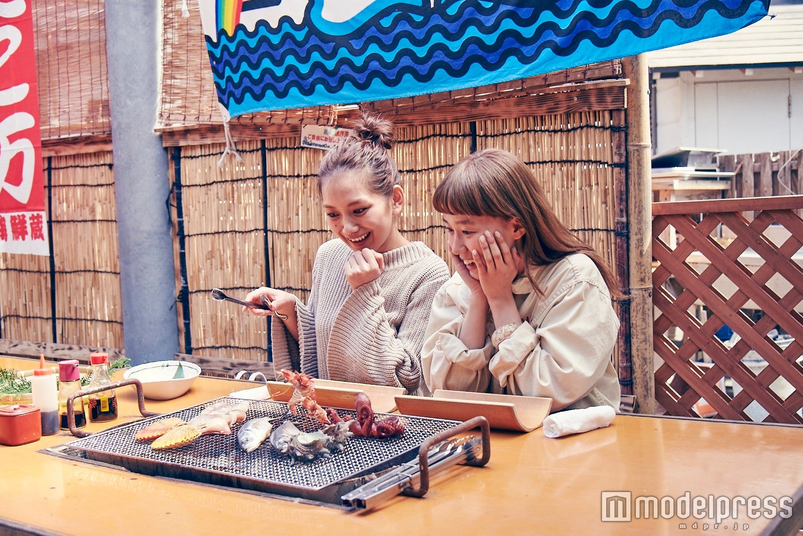 「天草海鮮蔵」で自分で焼く海の幸の美味しさに感動／（写真左から）武智志穂、柴田紗希