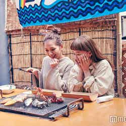 「天草海鮮蔵」で自分で焼く海の幸の美味しさに感動／（写真左から）武智志穂、柴田紗希