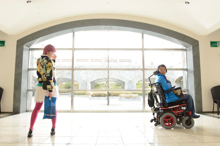 清野菜名、リリー・フランキー(C)2017「パーフェクト・レボリューション」製作委員会