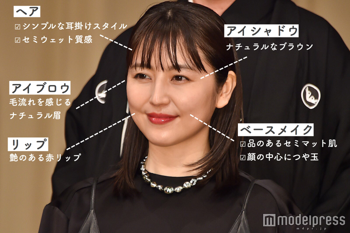 長澤まさみ ブラックコーデを引き立てる差し色リップの選び方 ヘアメイク分析 モデルプレス